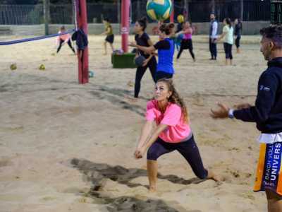 Azzurra invece giocava con gli amici in squadre improvvisate da cinque o sei elementi, poi un giorno vide dei ragazzi che si allenavano �seriamente� e chiese se esistesse a Bari una societ� di beach volley